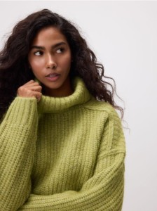 Golf z domieszką wełny - oliwkowy