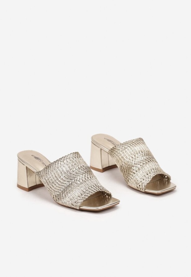 Złote Klapki na Słupku z Plecioną Cholewką Rivevelia