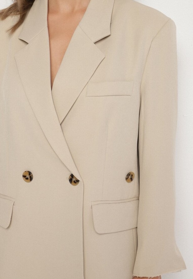 Jasnobeżowa Dwurzędowa Marynarka o Pudełkowym Kroju Oversize z Dodatkowym Guzikiem Paselira