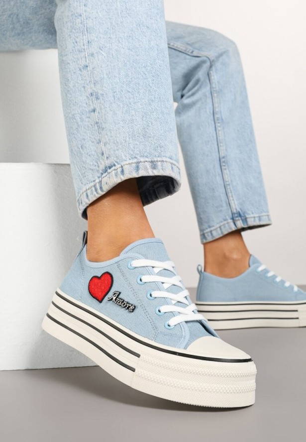 Niebieskie Trampki na Platformie z Ozdobnym Napisem i Aplikacją Efena