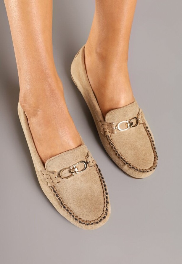 Ciemnobeżowe Mokasyny z Imitacji Zamszu Zdobione Metaliczną Aplikacją Soltewi