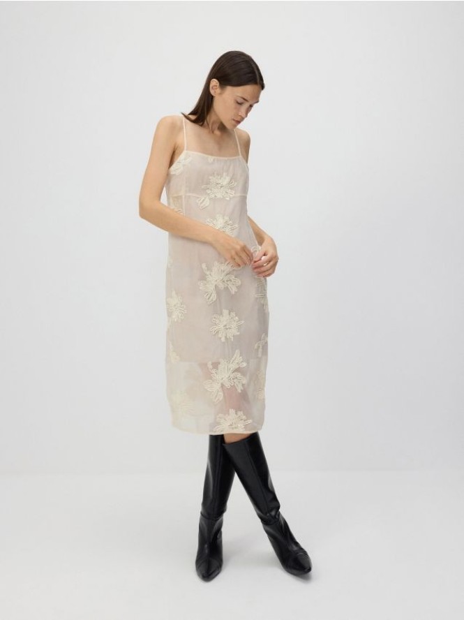 Sukienka z ozdobnym haftem - złamana biel