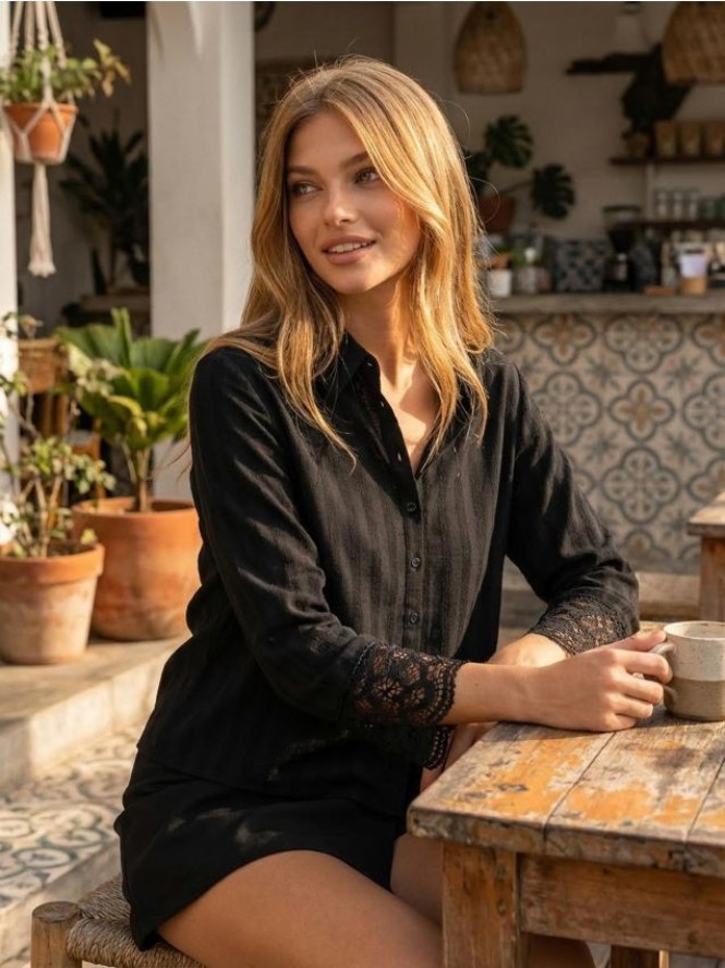 Bawełniana teksturowana koszula z koronkowym mankietem - czarny