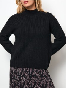 Prążkowany sweter z guzikami na ramieniu - czarny