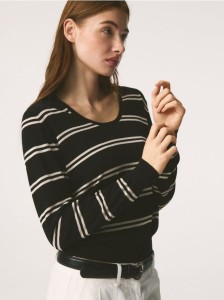 Sweter z lyocellem - czarny