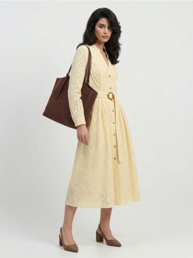 Ażurowa sukienka szmizjerka midi z paskiem - kremowy