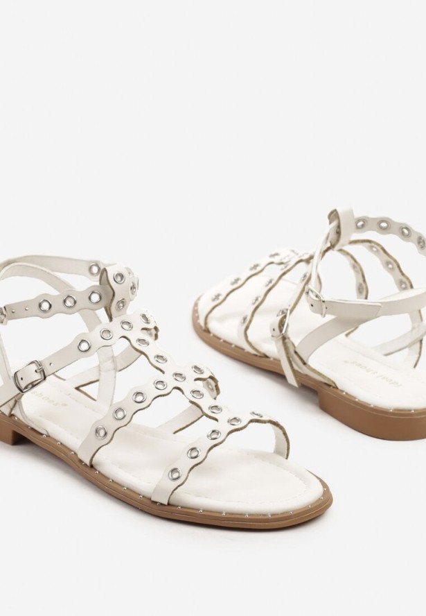 Białe Sandały Ozdobione Nitami na Falowanych Paseczkach Divess