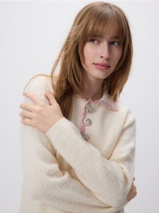 Sweter z ozdobnym kołnierzem - kremowy