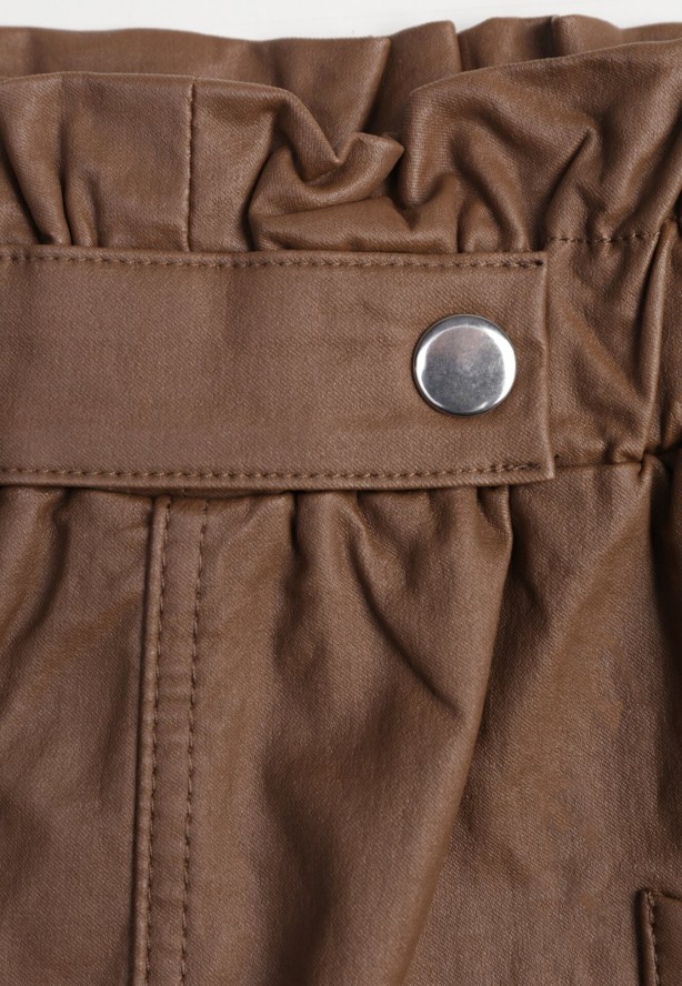 Brązowa Spódnica Mini z Ekoskóry z Gumką w Pasie i Kieszeniami Kirti