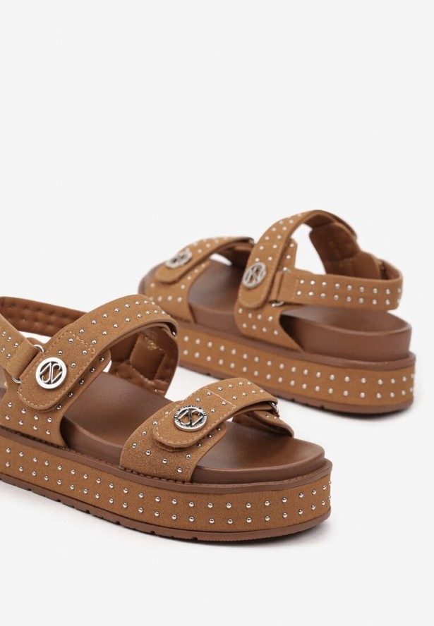 Jasnobrązowe Sandały na Platformie z Rzepami Ozdobione Nitami Caliren