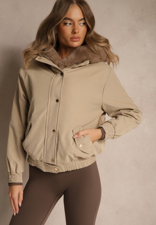 Beżowa Kurtka o Kroju Bomberki z Kapturem i Futerkiem Rafenea
