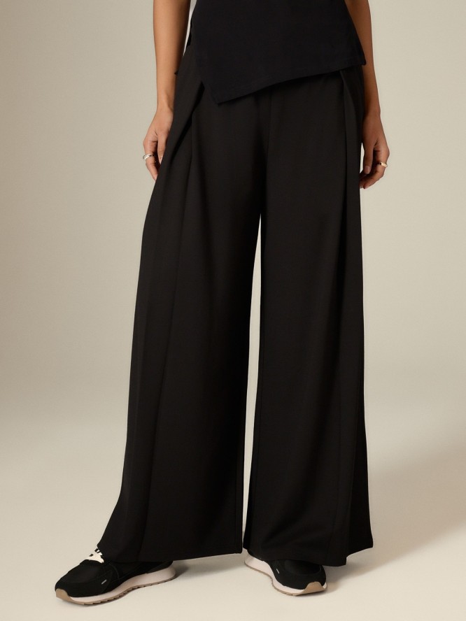 4F Spodnie dresowe z szerokimi nogawkami damskie - czarne L