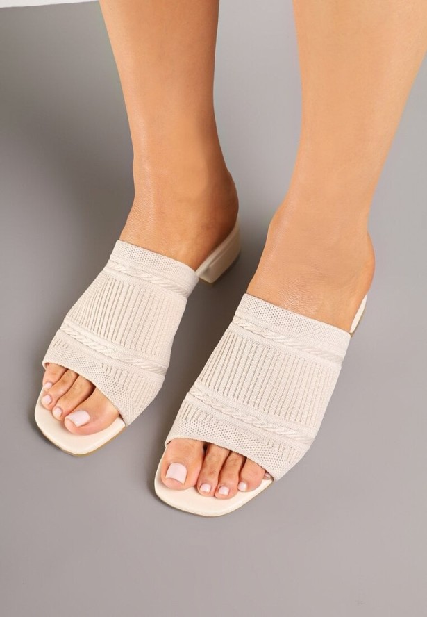 Jasnobeżowe Klapki na Obcasie z Tłoczoną Cholewką Dolianne