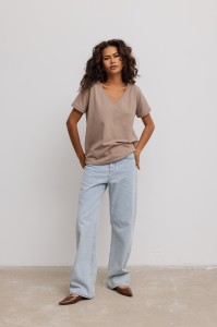 T shirt z dekoltem w kształcie V w kolorze LATTE- V NECK-XL