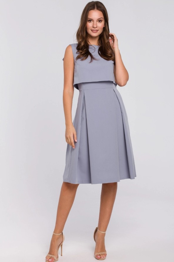 Elegancka rozkloszowana sukienka z dekoltem na plecach szara