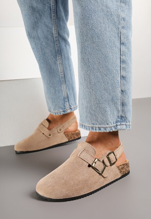 Ciemnobeżowe Klapki z Ekozamszu w Stylu Chodaków z Paskiem przy Pięcie Gonarith