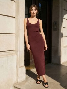 Swetrowa sukienka midi z marszczeniami i ozdobnym detalem - pomarańczowy