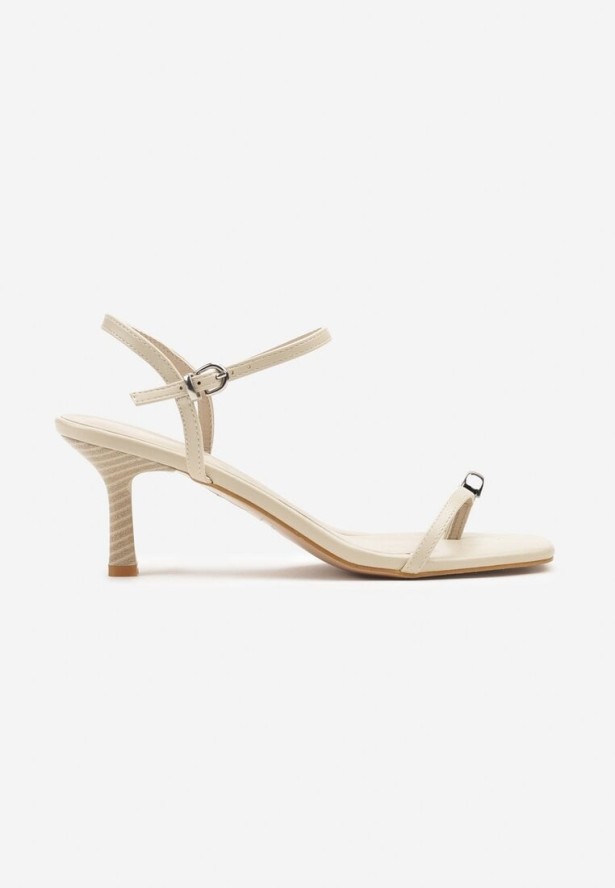 Jasnobeżowe Sandały Japonki na Obcasie z Ozdobną Wstawką na Palec Senovella