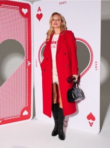 Długi płaszcz z ozdobnymi guzikami - czerwony