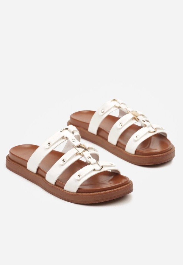 Białe Klapki z Paskami Zdobionymi Metalicznymi Aplikacjami Lisandrea