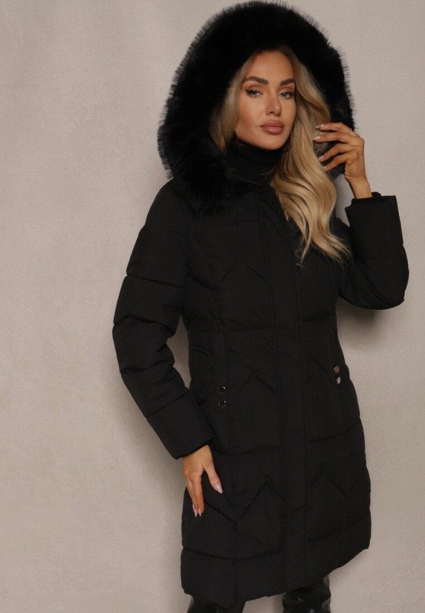 Czarna Taliowana Kurtka z Pikowanymi Przeszyciami i Kapturem z Futerkiem Tintelira