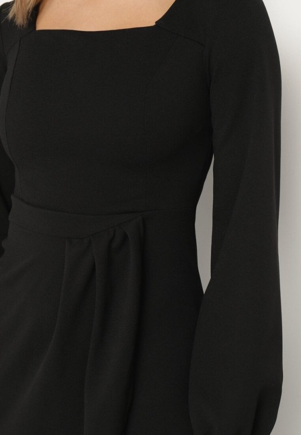Czarna Koktajlowa Sukienka z Kopertowym Dołem i Ściągaczami przy Rękawach Felilena