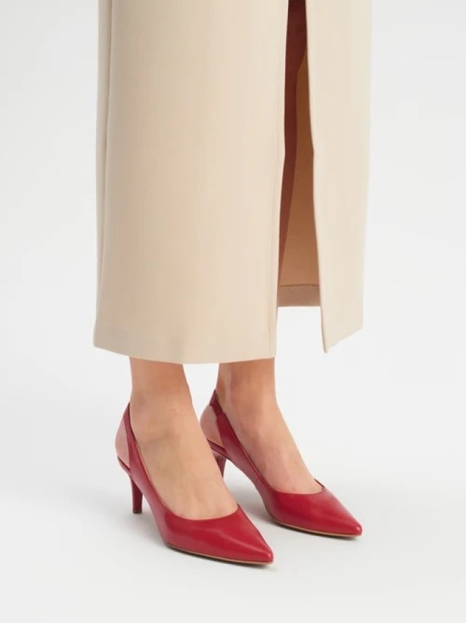 Czerwone czółenka typu slingback na szpilce