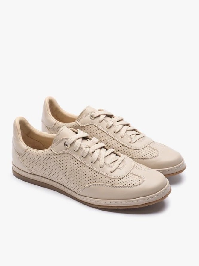 Beżowe sneakersy z perforacjami