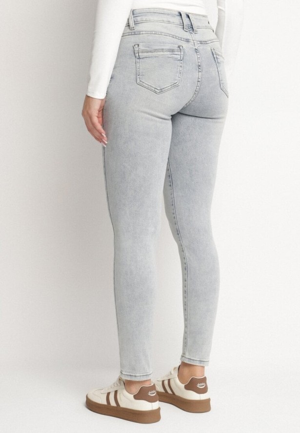 Jasnoniebieskie Klasyczne Jeansy o Dopasowanym Kroju Nairiviel