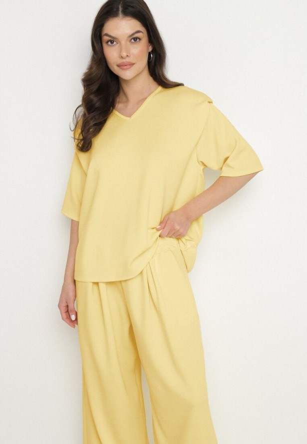 Żółty Komplet z Wiskozą Szerokie Spodnie i Bluzka z Dekoltem w Serek Zeilora