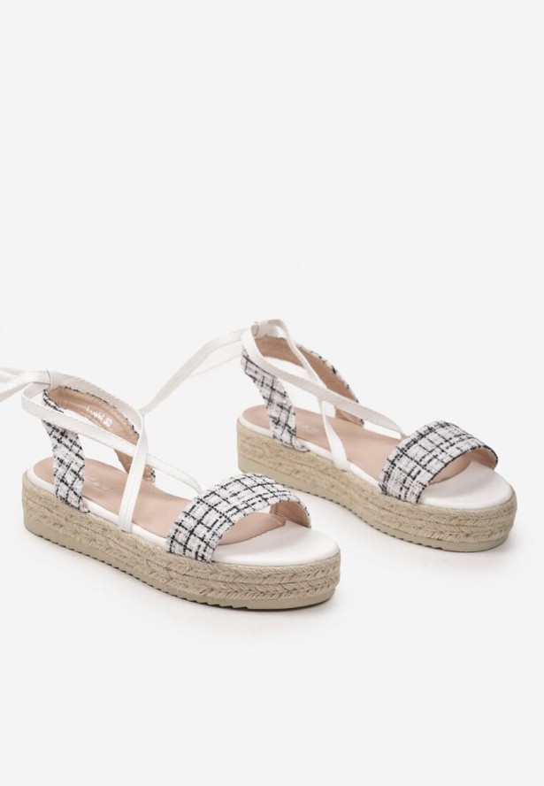 Białe Sandały na Niskiej Platformie z Plecionki i Ozdobnymi Sznureczkami Dazella