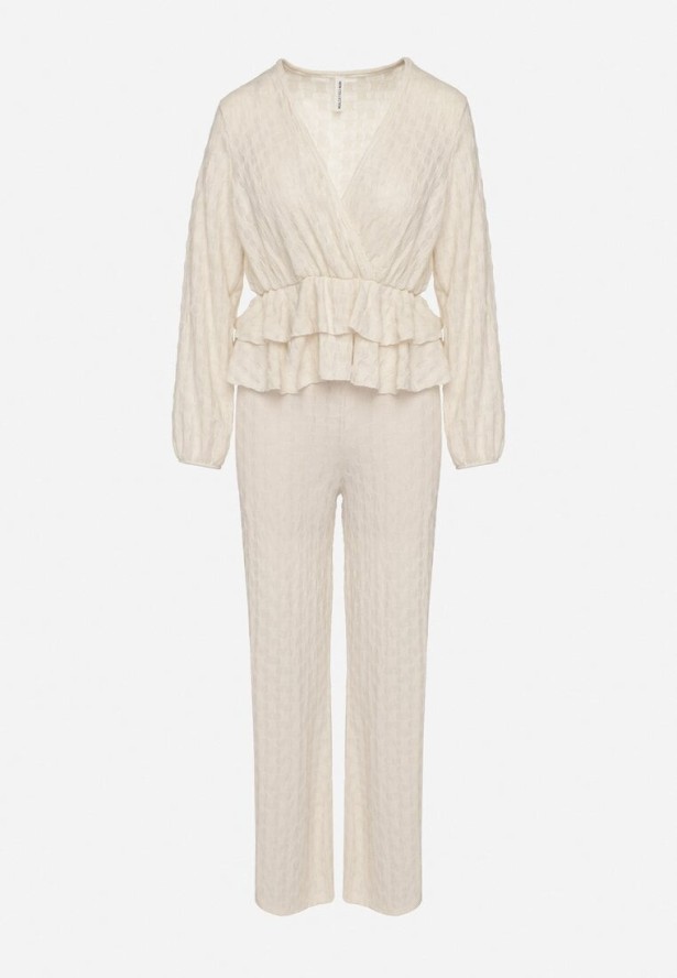 Beżowy Komplet z Tłoczonej Tkaniny Kopertowa Bluzka z Falbanką i Spodnie Hilinne