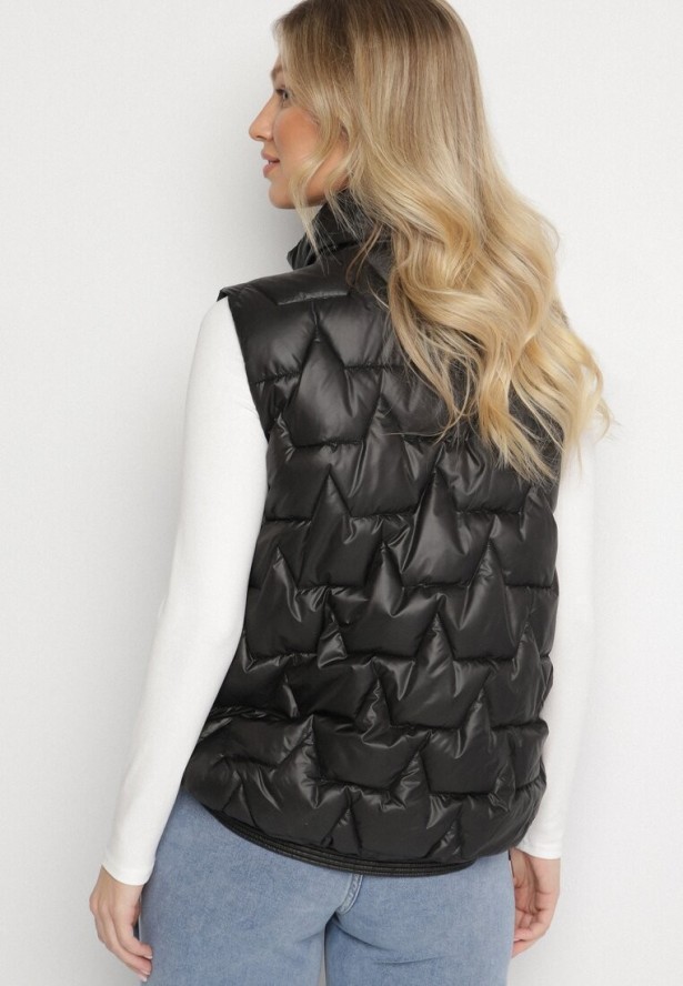 Czarna Kamizelka ze Stójką i Ściągaczami Zdobiona Eleganckim Pikowaniem Sarilna