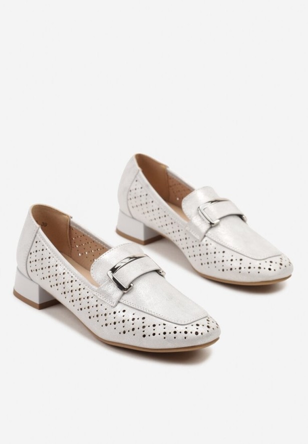 Srebrne Ażurowe Półbuty na Niskim Słupku ze Skórzaną Wkładką i Aplikacją Marindra