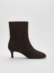 Zamszowe botki na obcasie - brązowy