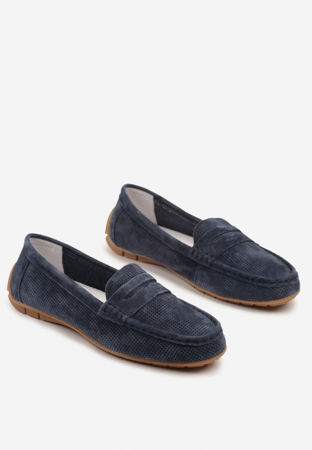 Granatowe Skórzane Mokasyny z Ozdobną Perforacją Remica