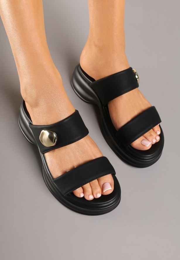 Czarne Klapki na Grubej Nieregularnej Podeszwie z Metaliczną Ozdobą Lilinese