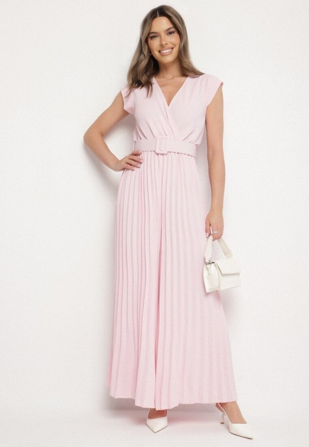 Różowy Kombinezon o Kopertowym Kroju z Plisami i Paskiem w Talii Salivania