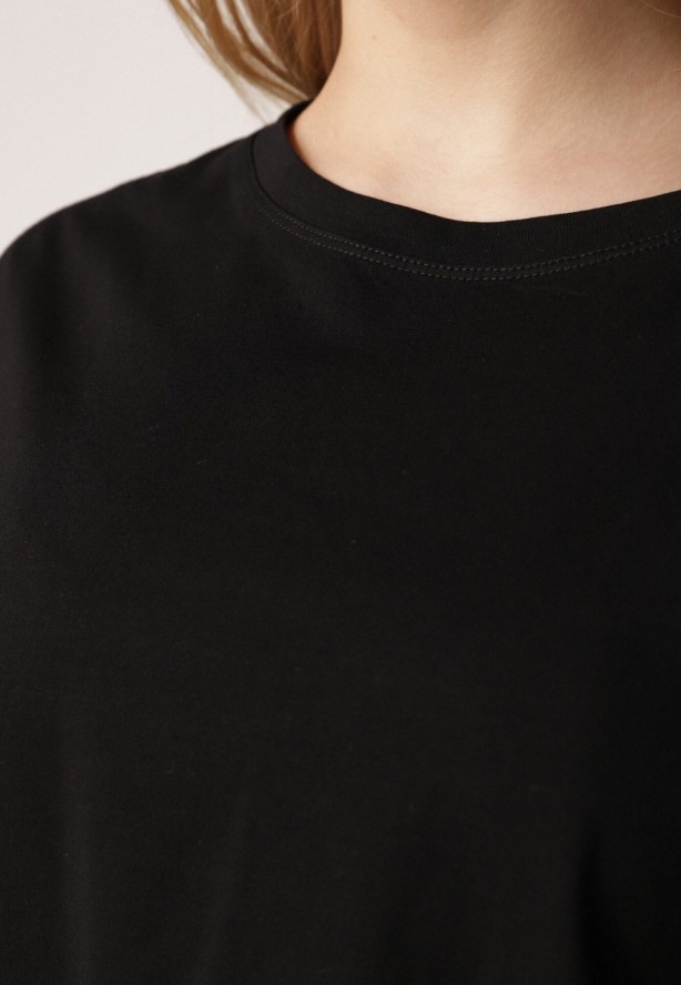 Czarny T-shirt Bawełniany Klasyczny o Fasonie Oversize z Dłuższym Tyłem Nemedora
