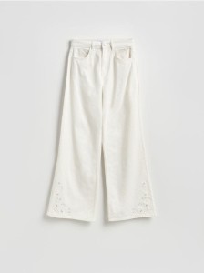 Jeansy wide leg z ażurowym wzorem - biały