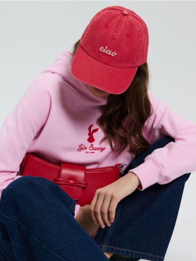 Czapka z daszkiem i napisem - czerwony