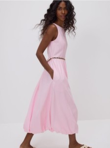 Sukienka bombka z paskiem - różowy