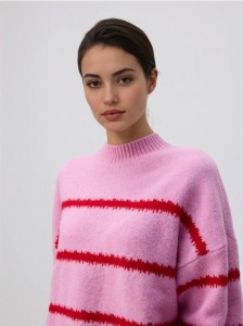 Sweter w paski - różowy