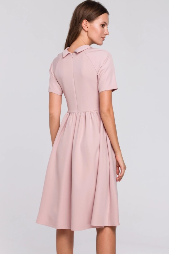 Elegancka rozkloszowana sukienka z wywiniętą stójką różowa