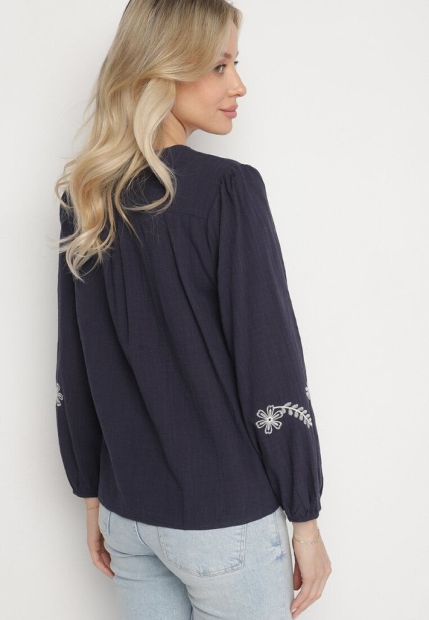 Granatowa Koszula z Wiskozą z Dekoltem w Serek i Kwiatowym Haftem Gonnavia