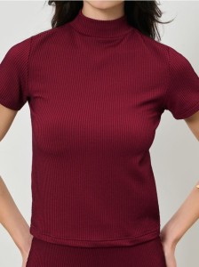 Prążkowana koszulka - bordowy