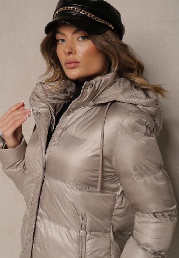 Beżowa Długa Kurtka z Kapturem Kieszeniami i Dwustronnym Suwakiem Zdobiona Pikowaniem Sanaviel