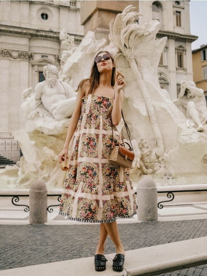 Wzorzysta sukienka na ramiączkach - wielobarwny