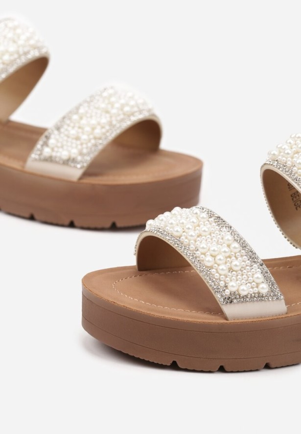 Beżowe Klapki na Niskiej Platformie Zdobione Cyrkoniami i Perłami Rosanidra