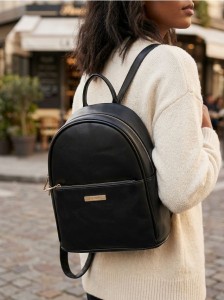 Plecak z imitacji skóry - czarny